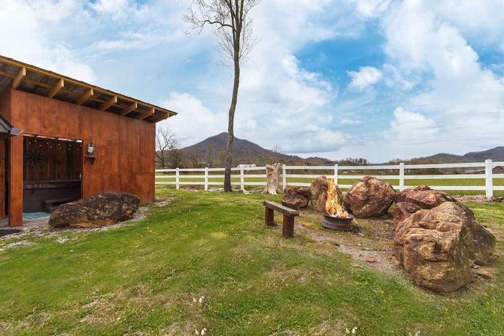 Romantic A-Frame Private Hottub Firepit Neargsmnp Sevierville Exterior photo